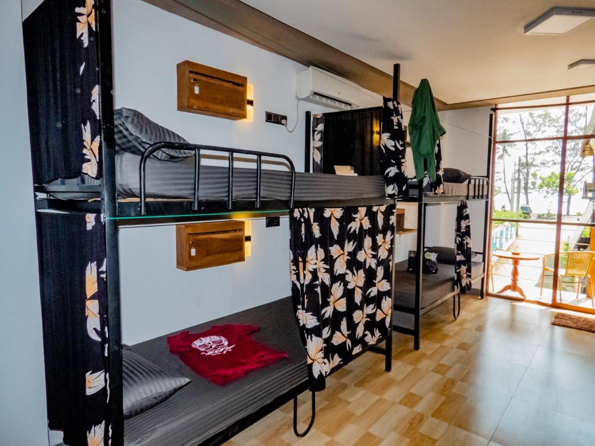 Surf & Party Weligama Hostel Exterior photo