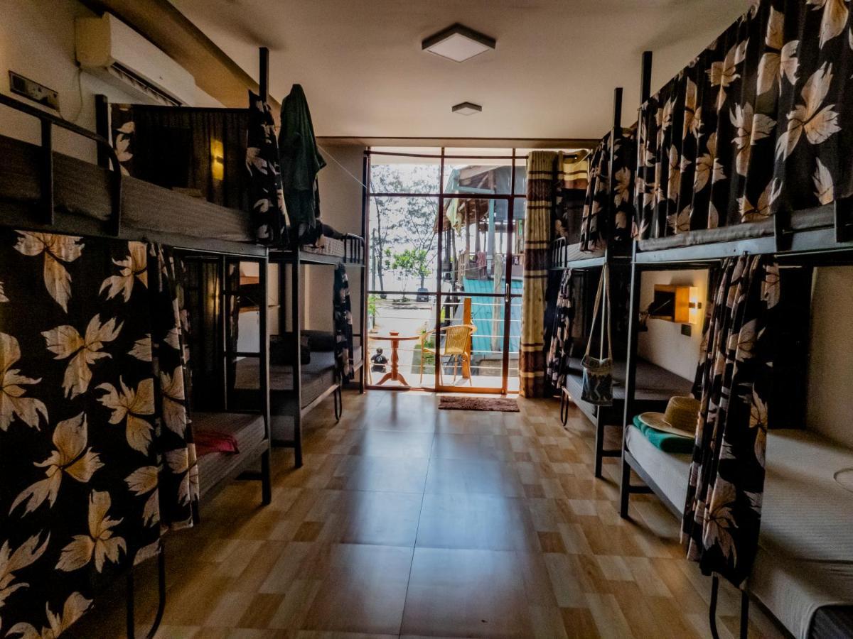 Surf & Party Weligama Hostel Exterior photo